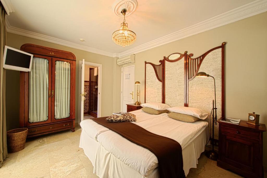 The Town House (adults Only)